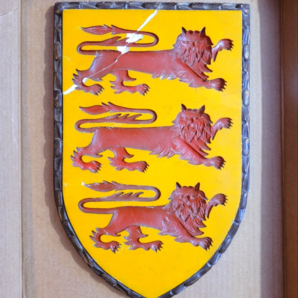 Oxford Lionheart Crusaders Ceramic Three Lions Hand Painted Coat of Arms Shield